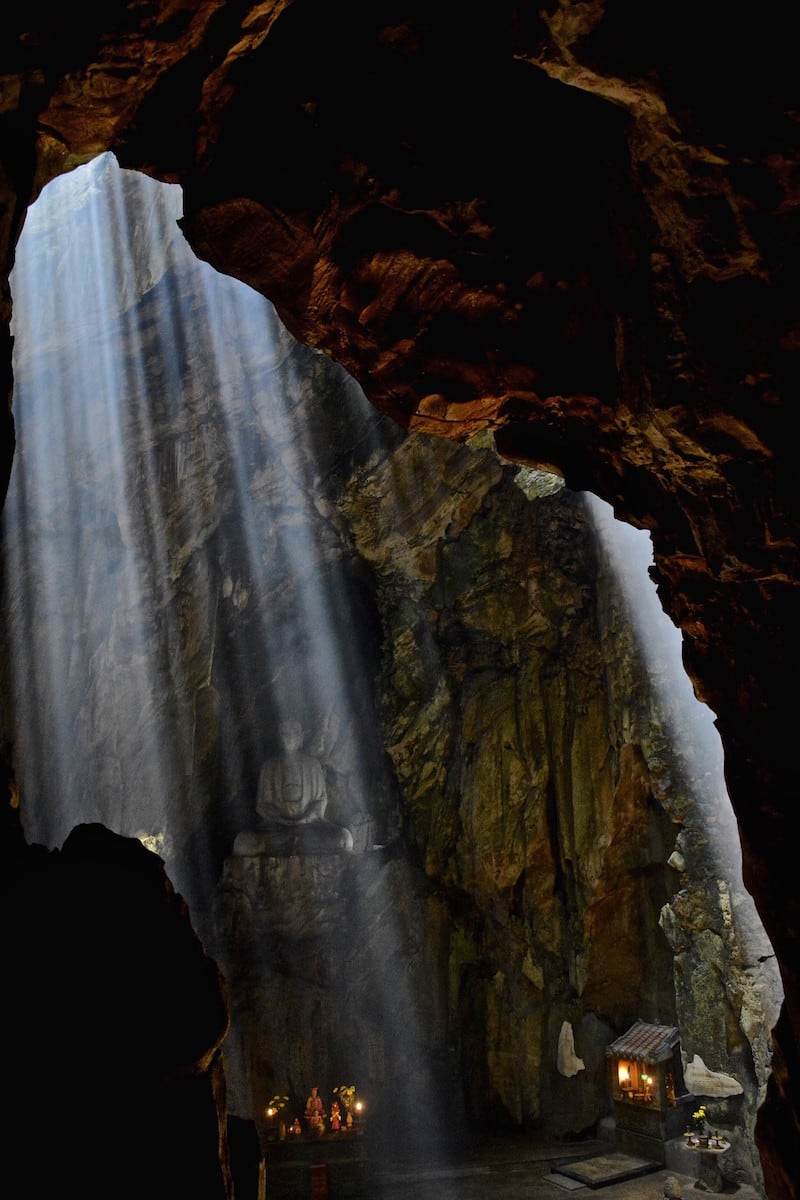 Dentro de una de las cuevas de Marble Mountain.