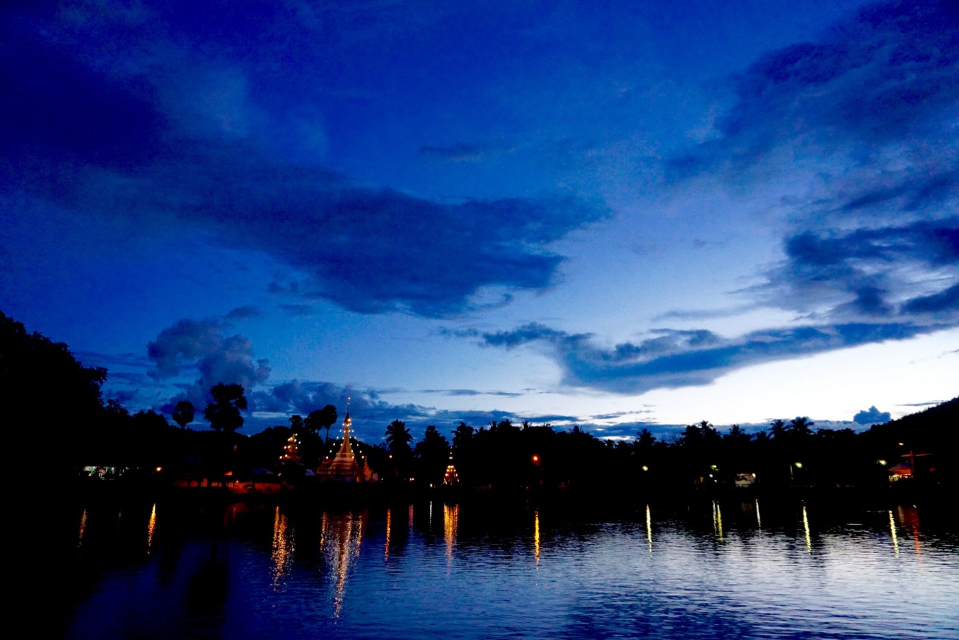 Mae Hong Son lake at sunset