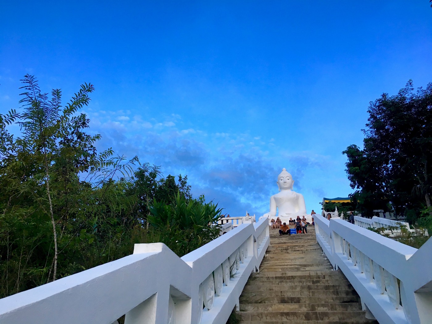 Gente viendo el atardecer en el Gran Buda de Pai